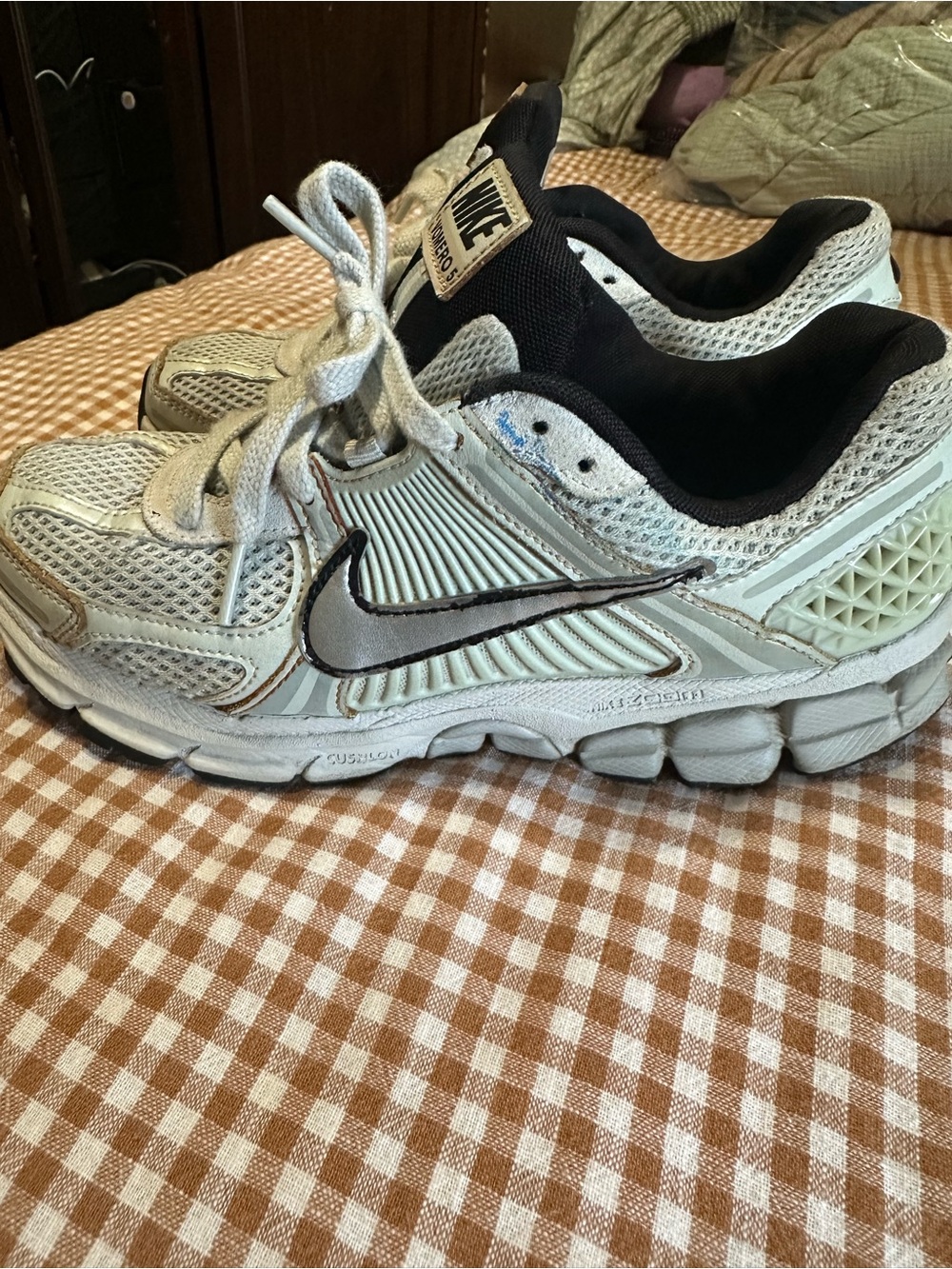 Nike Women's White and Black Mesh Running Sneakers